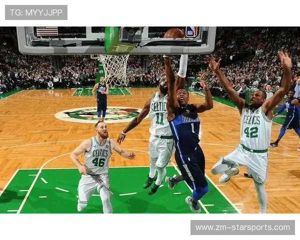 凯尔特人团队在防守回合中展现高度纪律性